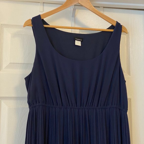 Torrid Pleated Chiffon Maxi Dress Navy - 2X - Picture 2 of 9